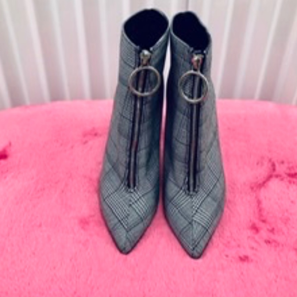 NWT Classic Ankle Boots w Front Zipper, 9